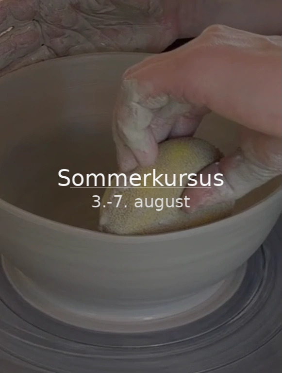 Hånd former ler på en drejeskive under en sommerkursus fra 3.-7. august.