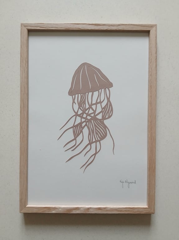 Tegning af en brun manet med lange tentakler i en lysebrun træramme på hvid baggrund.