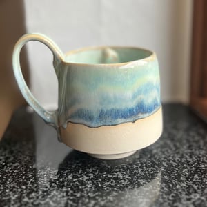 Kop i bløde blå og grønlige nuancer – produktbillede