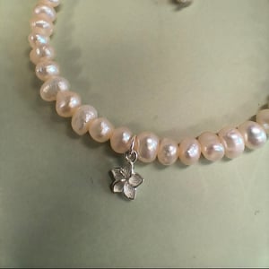 Elfenbens-blomst armbånd – produktbillede
