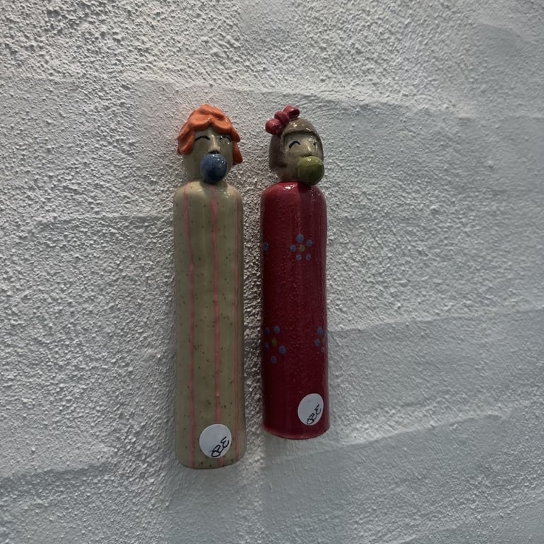 tyggegummi pige med strib og blåt tyggegummi 