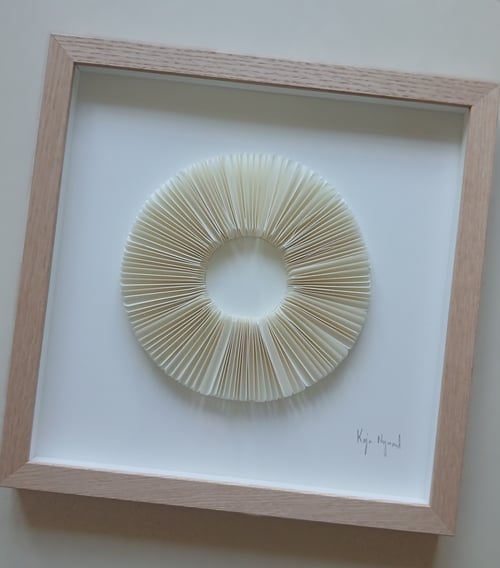 30x30cm, relief. hvid, indrammet 