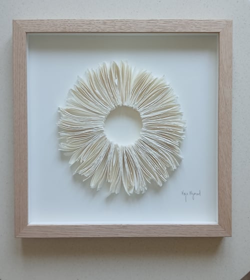 30x30cm, relief, hvid, indrammet 