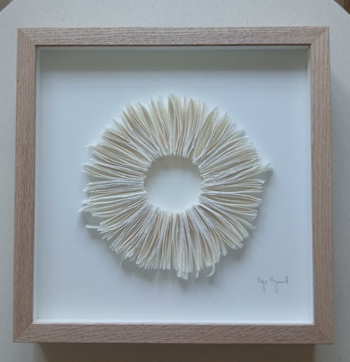 30x30cm, relief, hvid, indrammet 