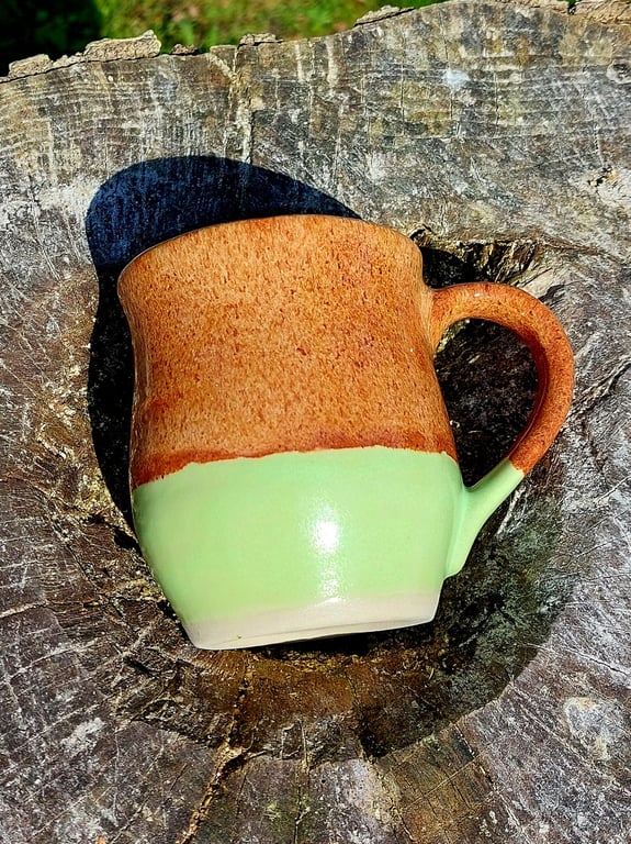 Kop med hank i brun og limegrøn glasur.     billede 2