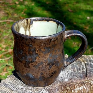 Kop med hank i sort mat glasur med guld effekt    – produktbillede