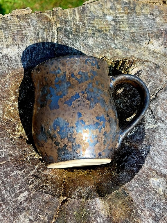 Kop med hank i sort mat glasur med guld effekt    billede 2