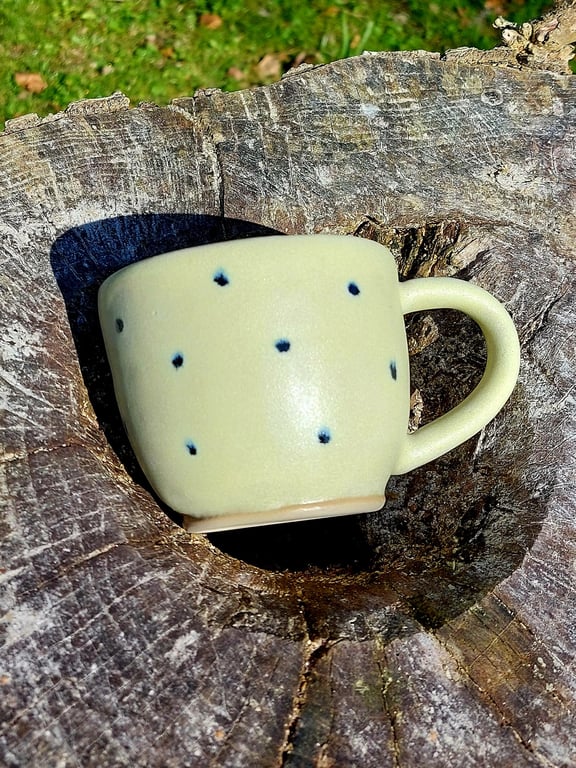 Kop med hank i mat gul glasur med sorte prikker.   billede 2