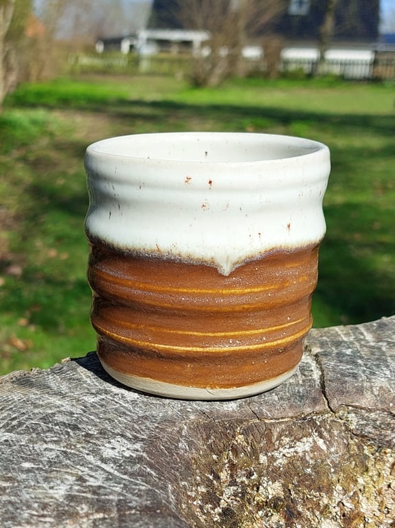 Kop uden hank med 2 glasur farver. 