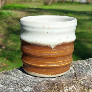 Kop uden hank med 2 glasur farver.  – produktbillede