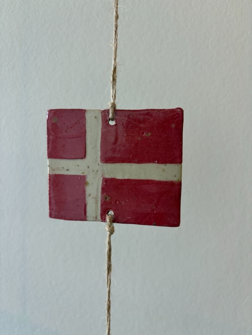 Keramisk ophæng med Dannebrog (2)