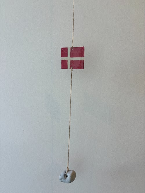 Keramisk ophæng med Dannebrog (1)