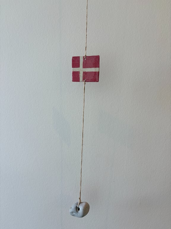 Keramisk ophæng med Dannebrog