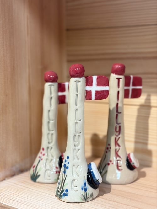 Keramisk flag med studenterhue (rød og blå hue) 