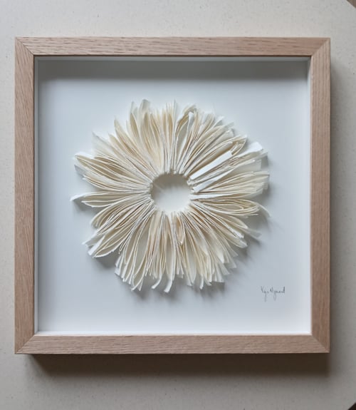 30x30cm, relief, hvid, indrammet 