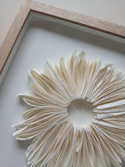 30x30cm, relief, hvid, indrammet  (2)