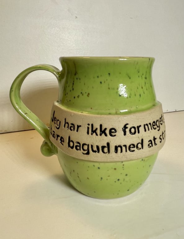 Keramik krus med tekst, Jeg har ikke for meget garn, bare bagud med at strikke  billede 2