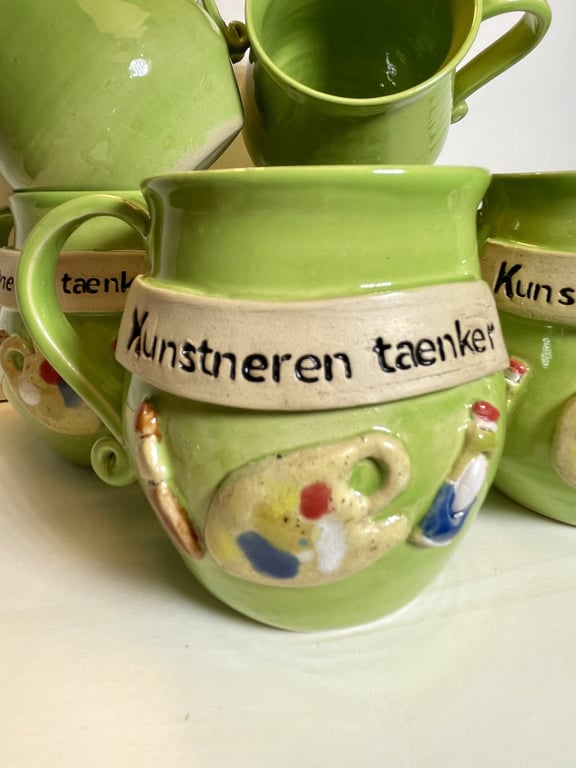 Keramik krus med tekst, Kunstneren tænker.  billede 2