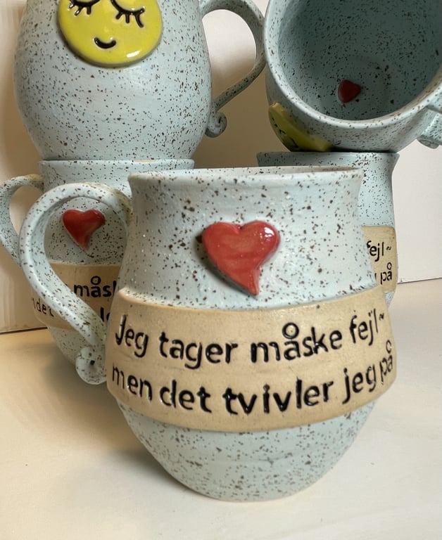 Keramik krus med tekst, jeg tager måske fejl men det tvivler jeg på.  billede 2