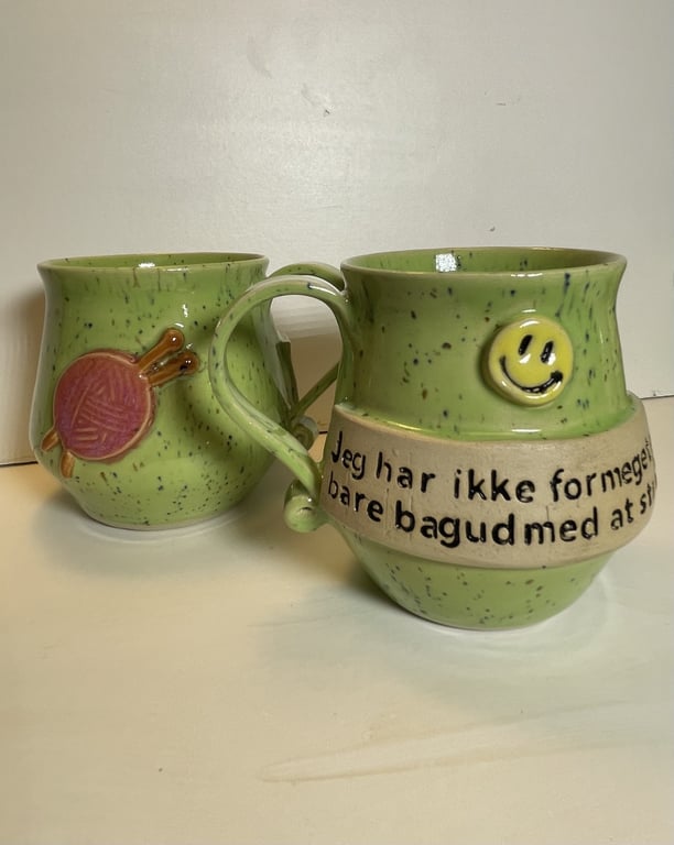 Keramik krus med tekst - Jeg har ikke for meget garn, bare bagud med at strikke.  billede 2