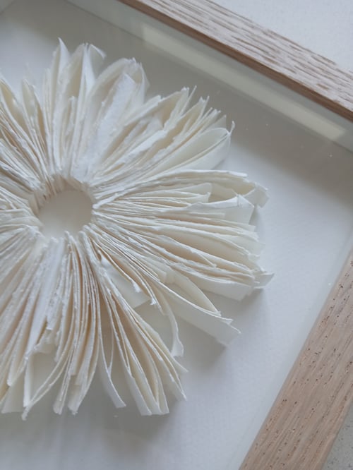 20x20cm, relief, hvid, indrammet  (2)