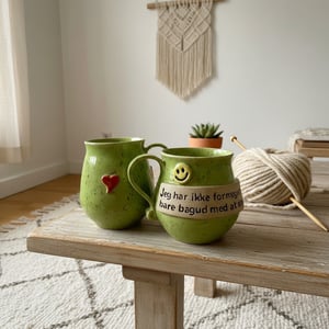 Keramik krus med tekst, Jeg har ikke for meget garn, bare bagud med at strikke – produktbillede