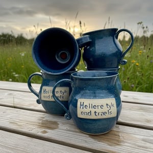 Keramik krus med tekst - Hellere tyk end træls – produktbillede