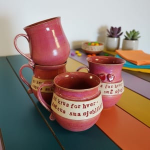 keramik krus med tekst - Et krus for hverdagens små øjeblikke. – produktbillede