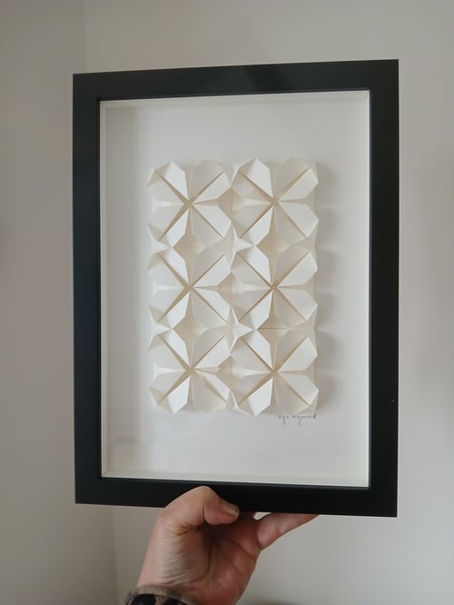 A4, Foldet papirværk, sort indramning