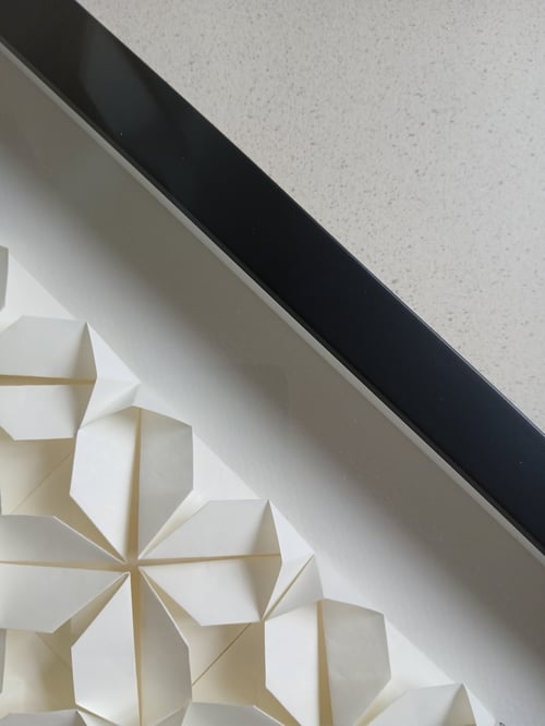 A4, Foldet papirværk, sort indramning (3)