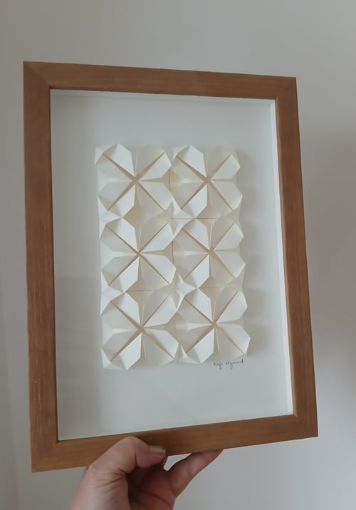 A4, Foldet papirværk,  lys brun indramning (2)