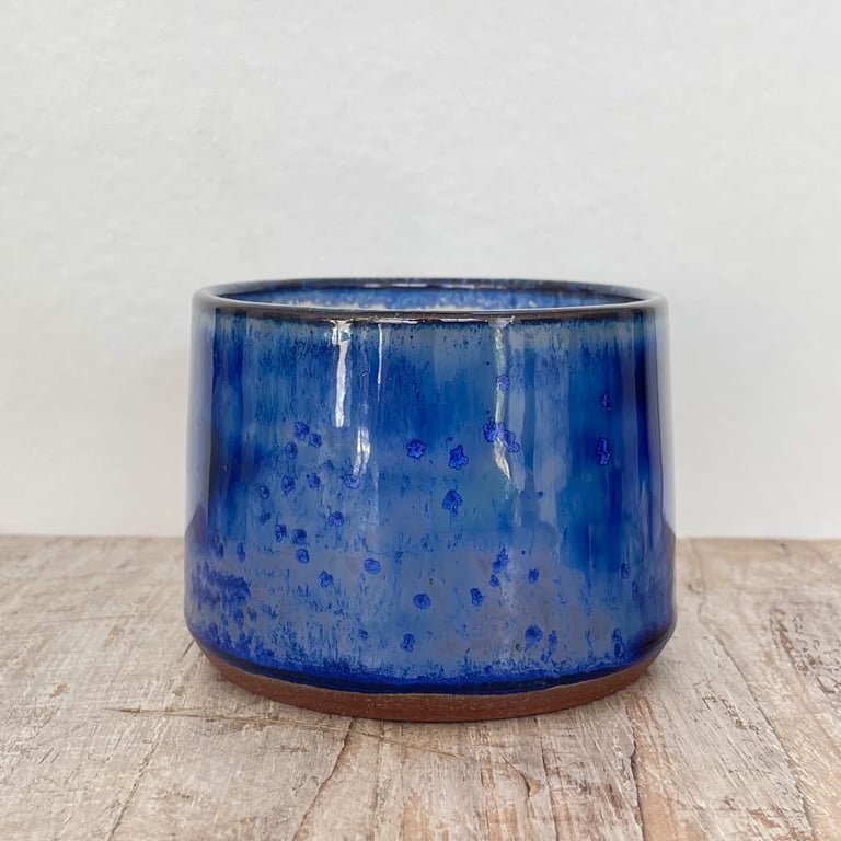 Krus med blå glasur