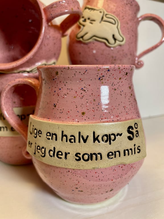 Keramik krus med tekst - Lige en halv kop, så er jeg der som en mis.