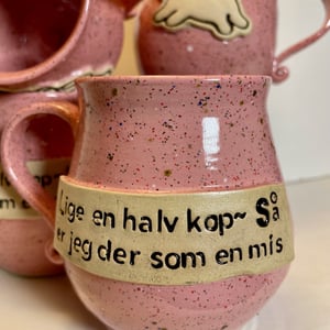 Keramik krus med tekst - Lige en halv kop, så er jeg der som en mis. – produktbillede