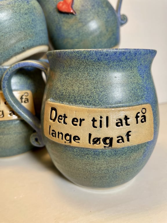 Keramik krus med tekst, Det er til at få lange løg af.  billede 2