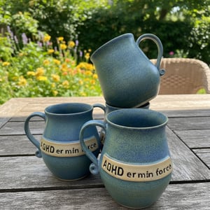 Keramik krus med tekst  - ADHD er min force – produktbillede
