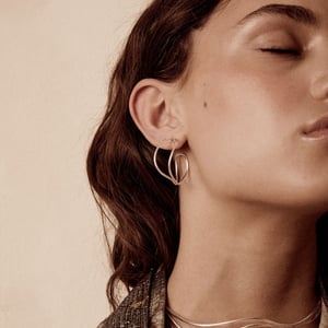 Ocean Waves Hoops i sølv – produktbillede