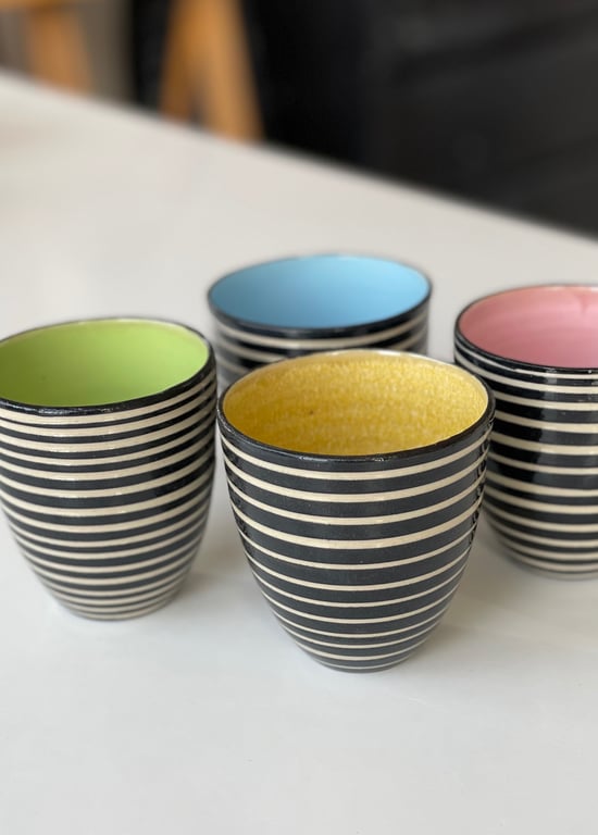 Krus med striber og forskellige farver