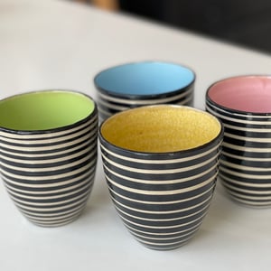 Krus med striber og forskellige farver – produktbillede