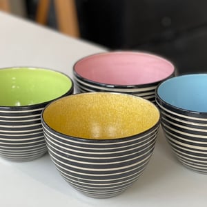 Skåle m. striber og farver – produktbillede