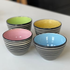 Små skåle m. striber og farver – produktbillede