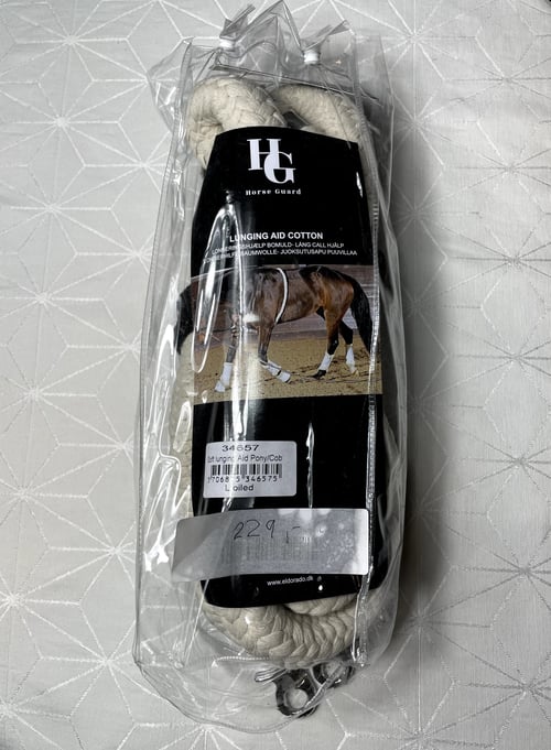 Pakke med Horse Guard lunging aid cotton til heste med et billede af en hest på forsiden, indpakket i plast. (1)