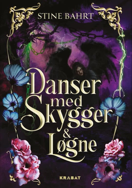 Bogomslag til "Danser med skygger & løgne" af Stine Bahrt med mørk, mystisk baggrund, en skyggefuld figur med sorte vinger, blå og rosa blomster samt gyldne dekorative elementer.
