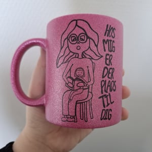 Krus: Hos mig er der plads til dig (Kvinde med bog) Lilla glimmer – produktbillede