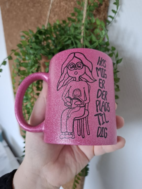 Krus: Hos mig er der plads til dig (Kvinde med bog) Lilla glimmer billede 2