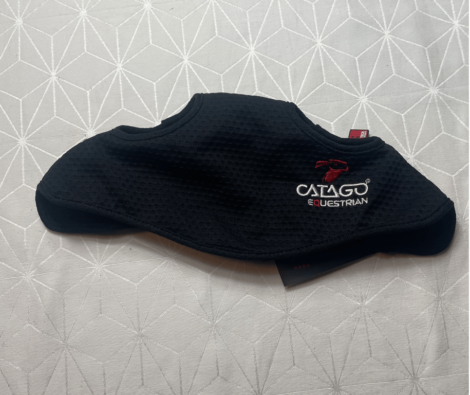 Sort hesteloft med logoet "Catago Equestrian" lagt ud på gråt mønstret underlag.