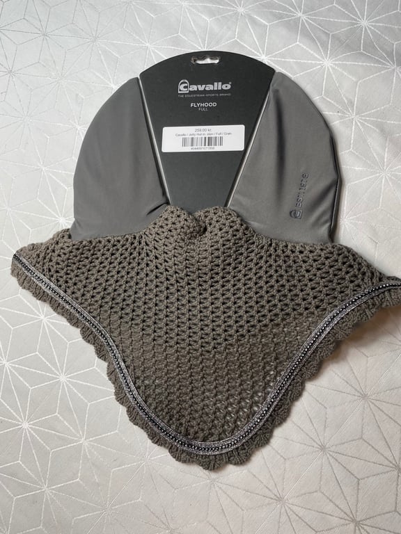 Gråt flyveil med hætte til hest fra mærket Cavallo, med netstof og silikonepaneler, lagt på et lyst mønstret underlag.