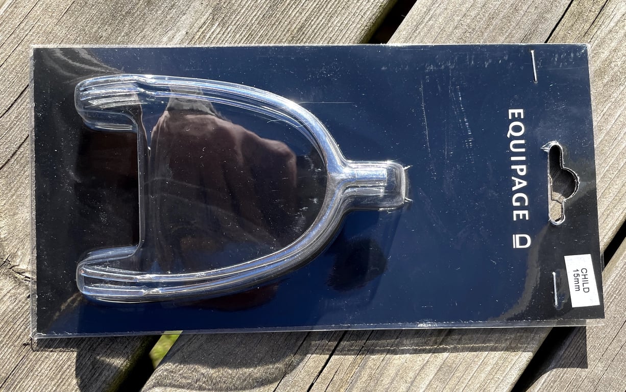 Gennemsigtigt bitt fra Equipage til børn, størrelse 15 mm, i original emballage på træbord.