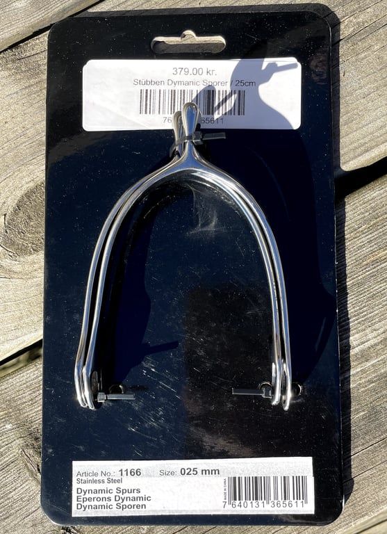 Stål sporer mærket Stübben Dynamic, 25 cm, samlet på sort emballage med pris og produktinformationer.