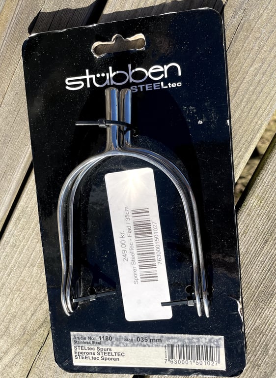 Billede af et par stålsporer i original emballage fra mærket Stübben, model STEELtec, størrelse 035 mm, med prisetiket på 249,00 kr.